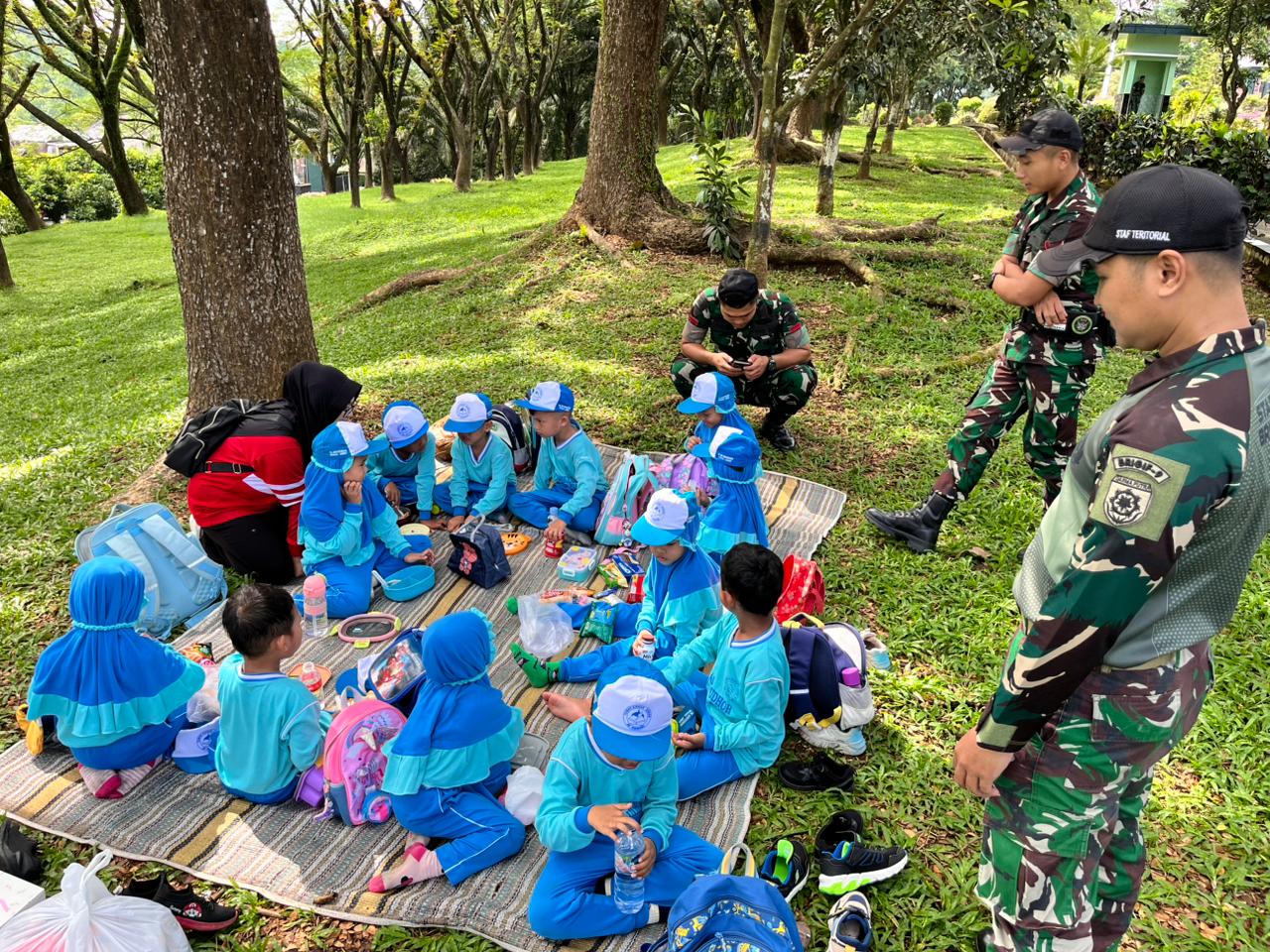Belajar Profesi TNI dengan Seru, Siswa Kelompok Bilingual TK Ar-Roudhoh Ikuti Outdoor Learning di Brigif Rider Kostrad 09