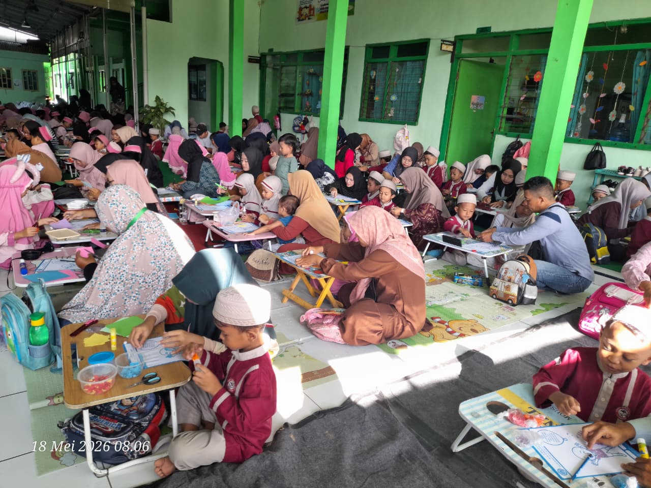 Semarak Hari Anak Nasional dan Memeriahkan Ulang Tahun IGTKI ke-76: Kompaknya Ibu dan Anak TK Ar Roudhoh dalam Lomba Kolase Serentak!