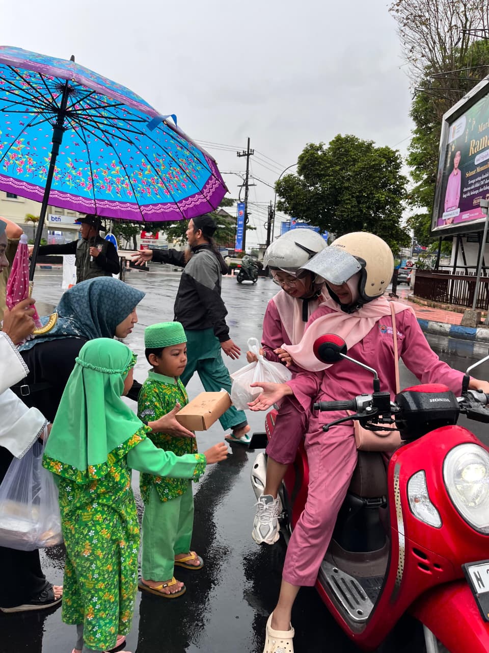 TK Ar Roudhoh Gelar Kegiatan Berbagi Takjil di Alun-Alun Kota Jember
