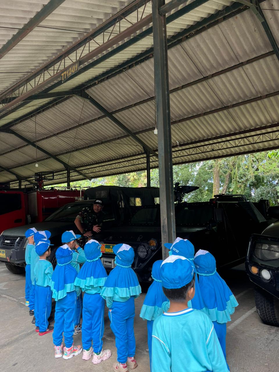 Belajar Profesi TNI dengan Seru, Siswa Kelompok Bilingual TK Ar-Roudhoh Ikuti Outdoor Learning di Brigif Rider Kostrad 09