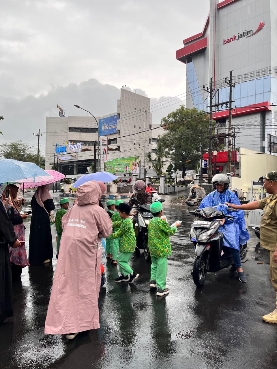 TK Ar Roudhoh Gelar Kegiatan Berbagi Takjil di Alun-Alun Kota Jember