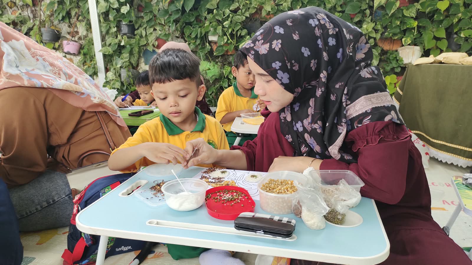 Semarak HUT RI ke-81, KB Ar-Roudhoh Gelar Lomba Kolase Ibu dan Anak