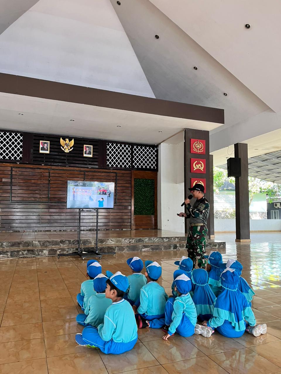 Belajar Profesi TNI dengan Seru, Siswa Kelompok Bilingual TK Ar-Roudhoh Ikuti Outdoor Learning di Brigif Rider Kostrad 09