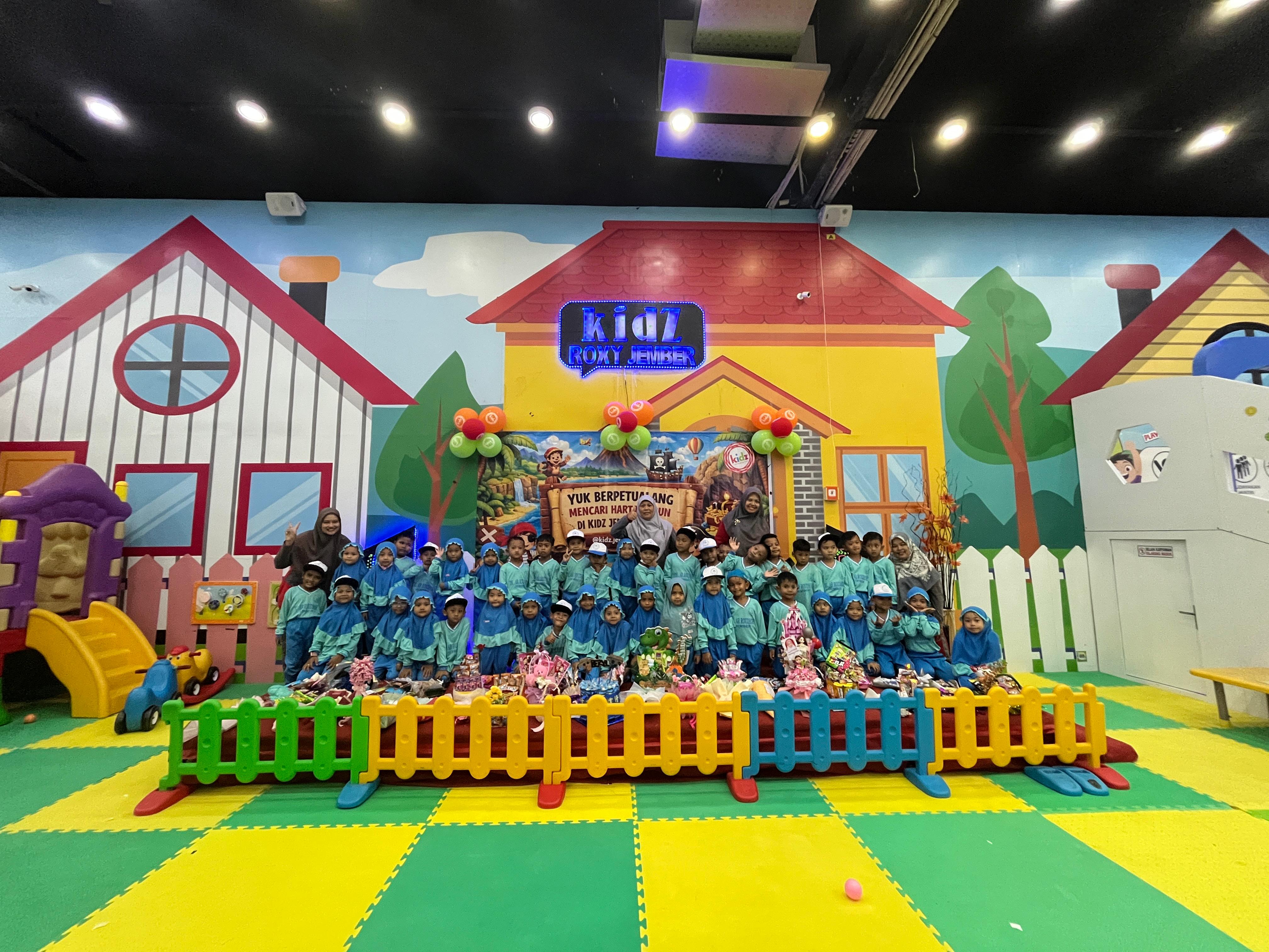 Serunya Market Day: Kolaborasi Kreatif Ibu dan Anak Kelompok A Unggulan TK Ar-Roudhoh di Roxy Kidz Zone