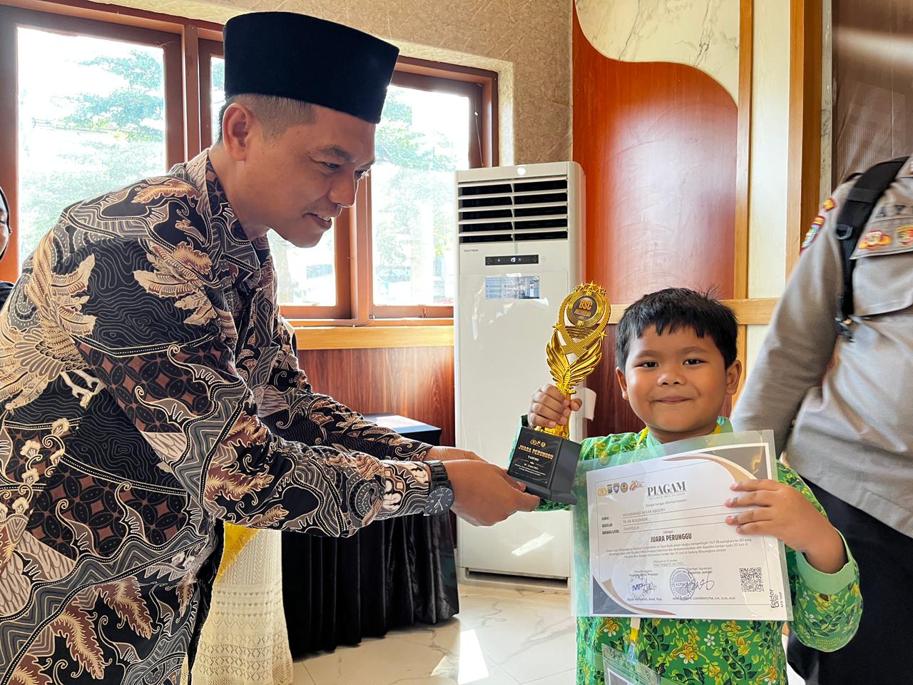 Menginspirasi Sejak Dini, Ananda Muhammad Afkar Abqory dari TK Ar-Roudhoh Raih Juara Perunggu Lomba Tahfidz Tingkat Kabupaten