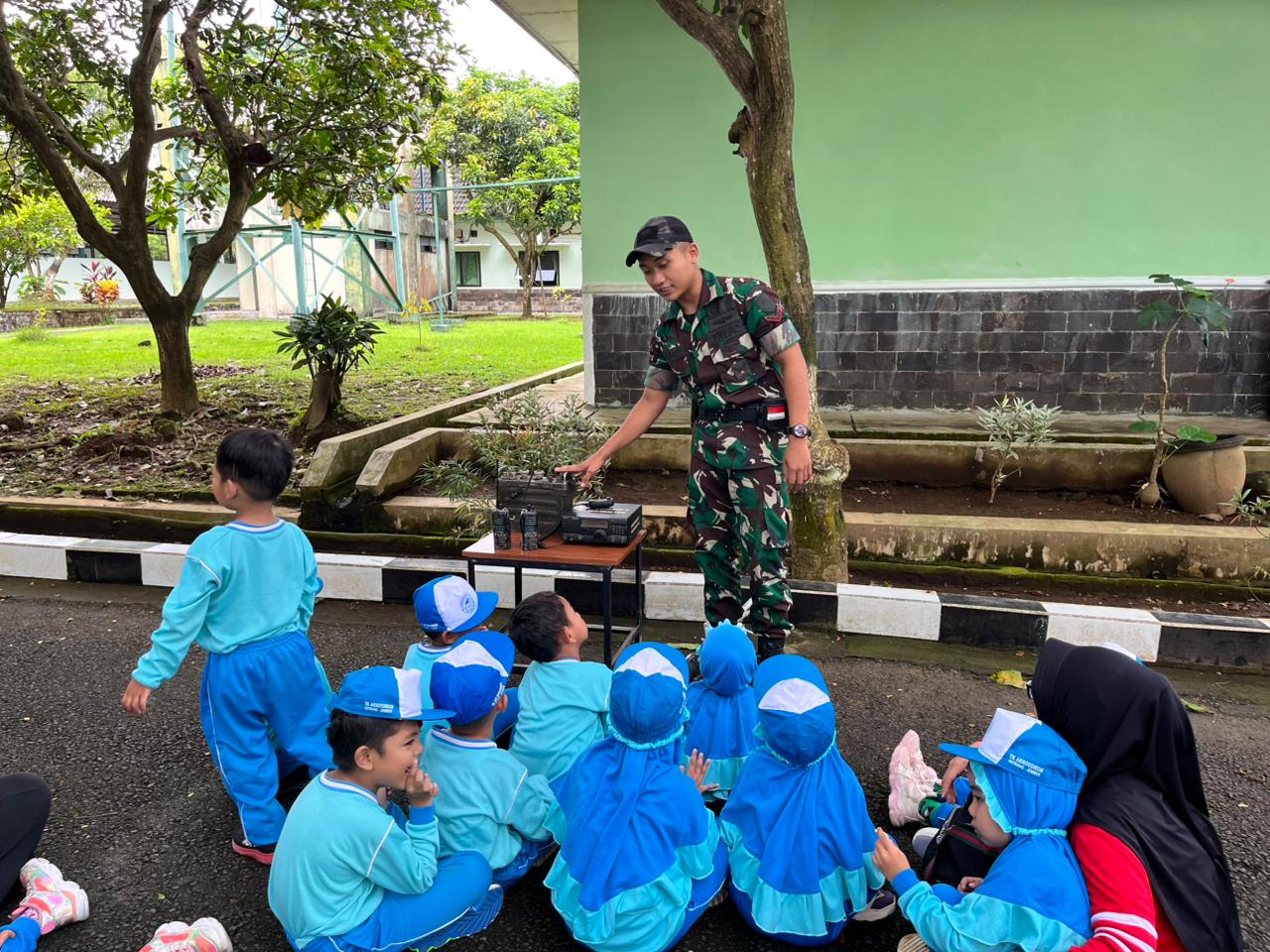 Belajar Profesi TNI dengan Seru, Siswa Kelompok Bilingual TK Ar-Roudhoh Ikuti Outdoor Learning di Brigif Rider Kostrad 09