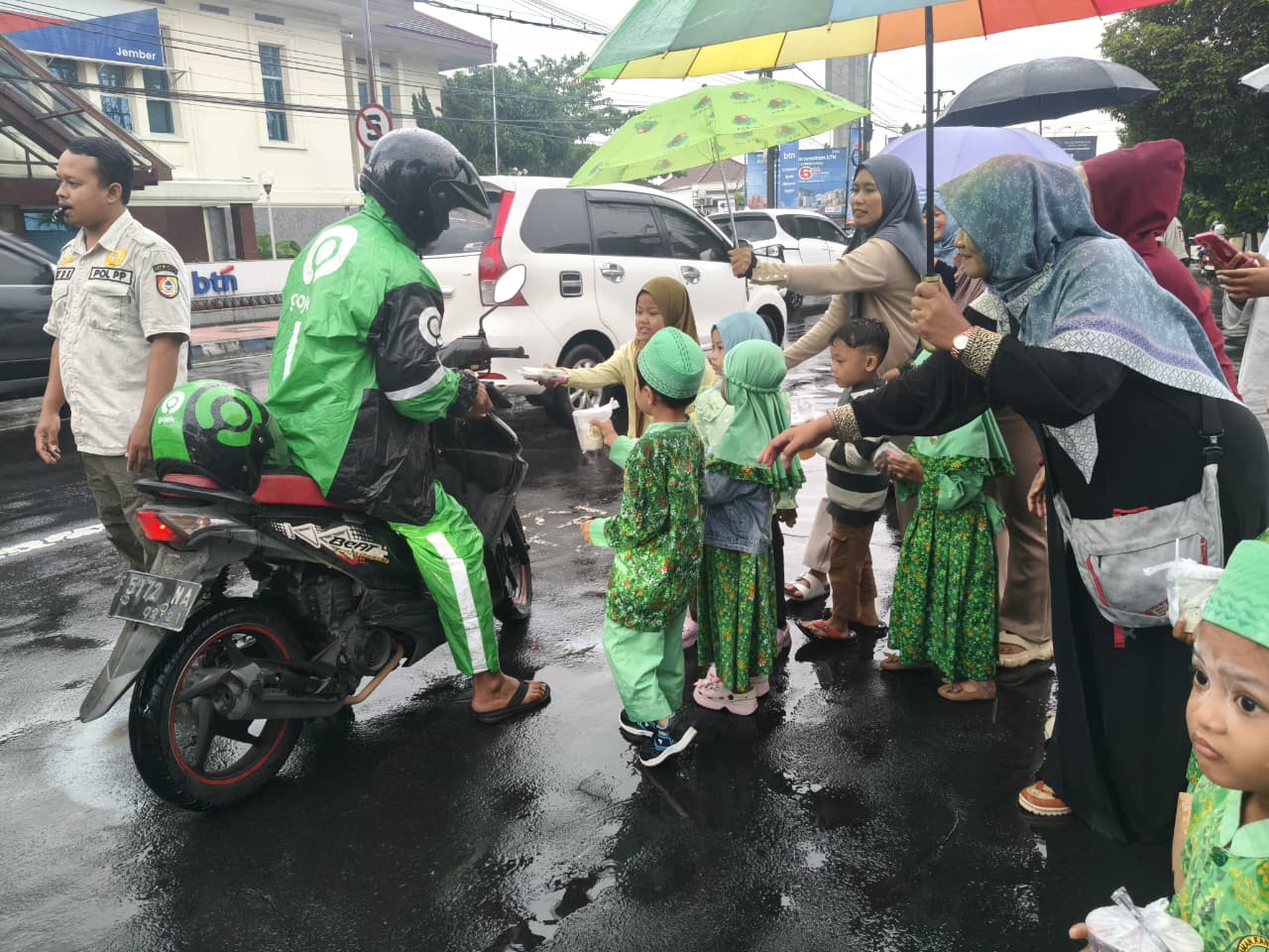 TK Ar Roudhoh Gelar Kegiatan Berbagi Takjil di Alun-Alun Kota Jember