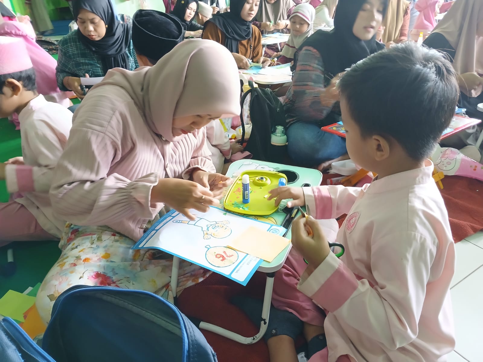 Semarak Hari Anak Nasional dan Memeriahkan Ulang Tahun IGTKI ke-76: Kompaknya Ibu dan Anak TK Ar Roudhoh dalam Lomba Kolase Serentak!