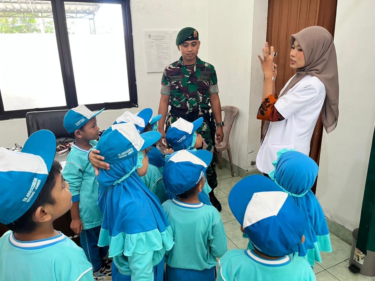 Belajar Profesi TNI dengan Seru, Siswa Kelompok Bilingual TK Ar-Roudhoh Ikuti Outdoor Learning di Brigif Rider Kostrad 09
