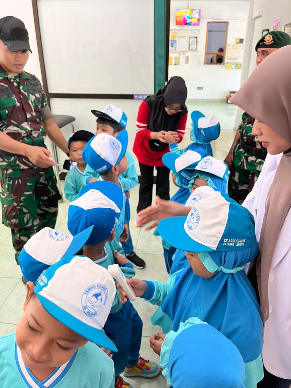 Belajar Profesi TNI dengan Seru, Siswa Kelompok Bilingual TK Ar-Roudhoh Ikuti Outdoor Learning di Brigif Rider Kostrad 09