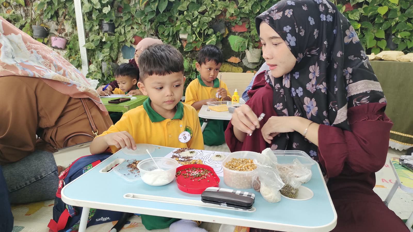 Dokumentasi Semarak HUT RI ke-81, KB Ar-Roudhoh Gelar Lomba Kolase Ibu dan Anak — foto 2