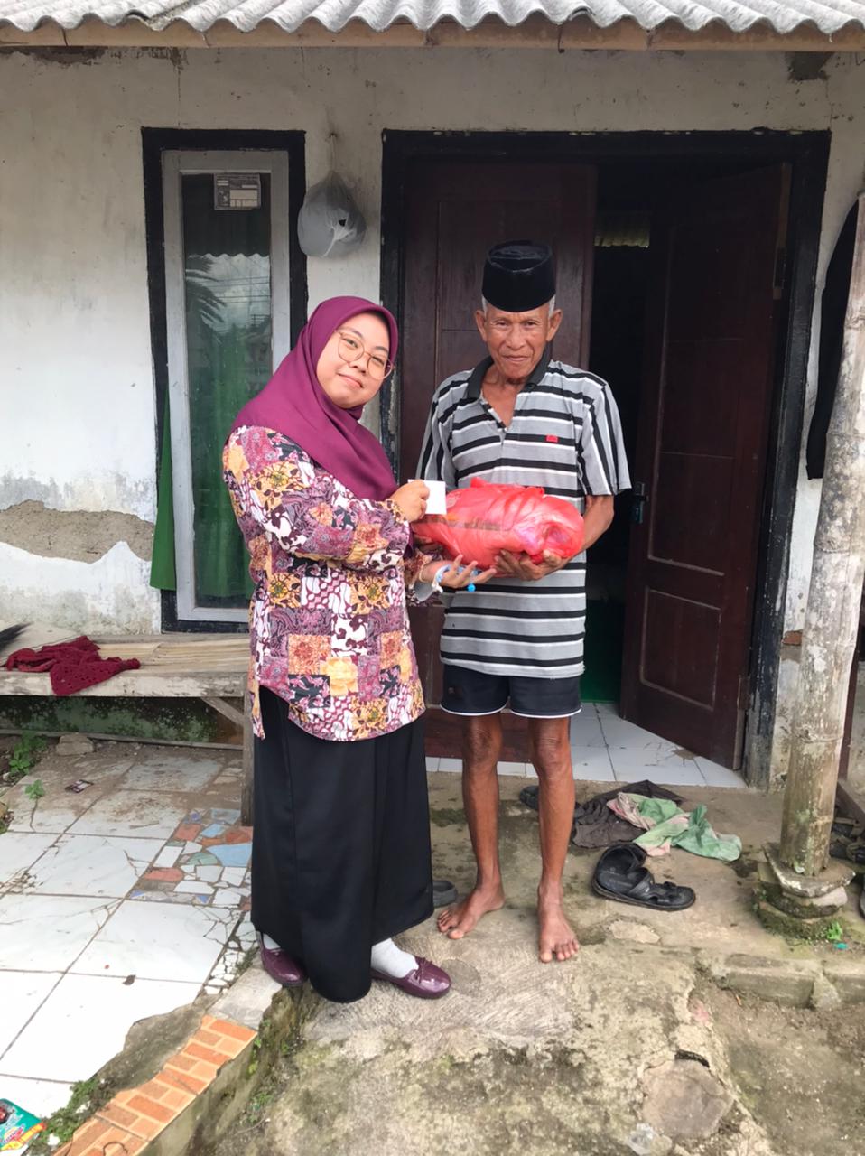 Menanamkan Nilai Berbagi di Bulan Ramadhan, TK Ar-Roudhoh Salurkan Zakat Fitrah kepada Masyarakat
