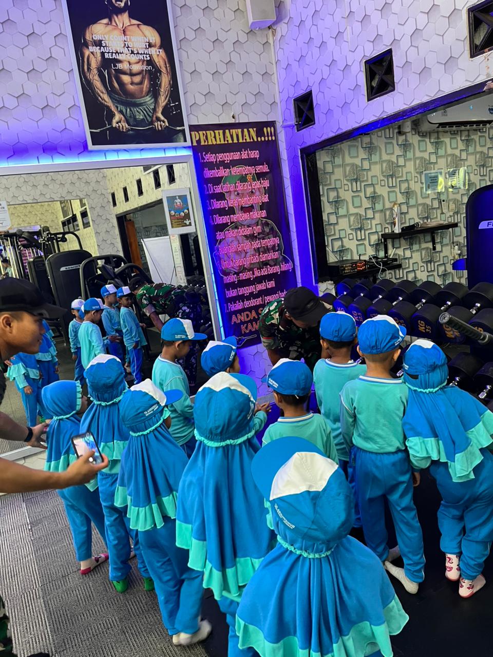 Belajar Profesi TNI dengan Seru, Siswa Kelompok Bilingual TK Ar-Roudhoh Ikuti Outdoor Learning di Brigif Rider Kostrad 09