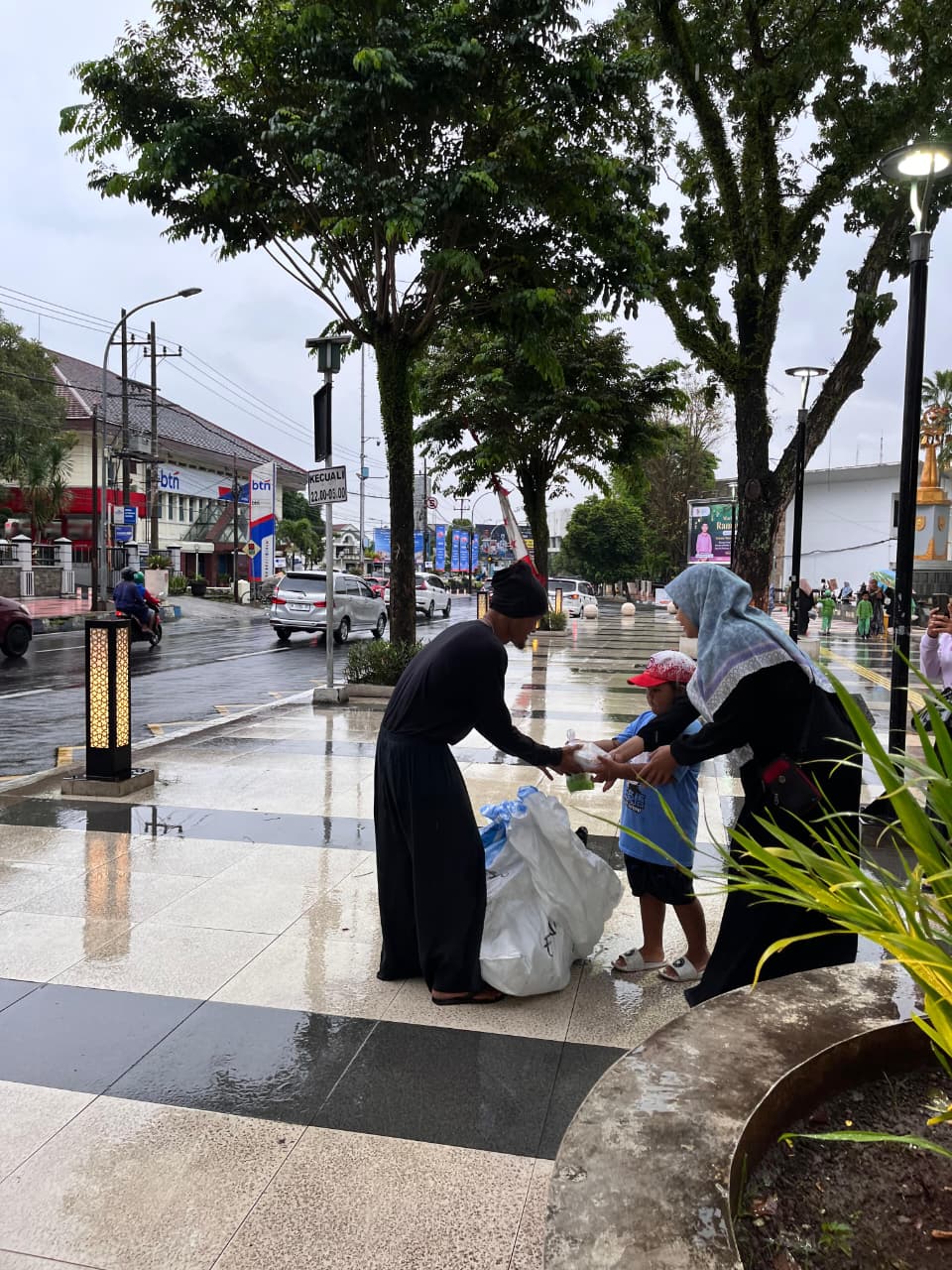 TK Ar Roudhoh Gelar Kegiatan Berbagi Takjil di Alun-Alun Kota Jember