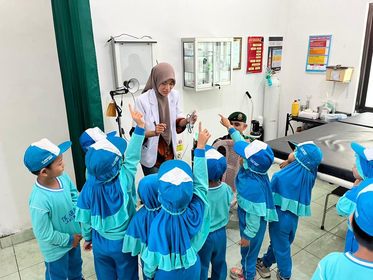 Belajar Profesi TNI dengan Seru, Siswa Kelompok Bilingual TK Ar-Roudhoh Ikuti Outdoor Learning di Brigif Rider Kostrad 09